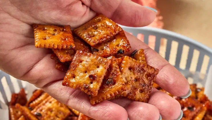 Easy Hot Honey Saltines Recipe You Can Make in 30 Minutes